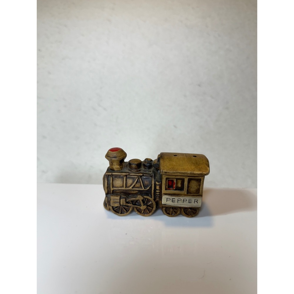 Vintage Train Salt and Pepper Shaker Set Nostalgic Decorative Kitchenware - Picture 4 of 4